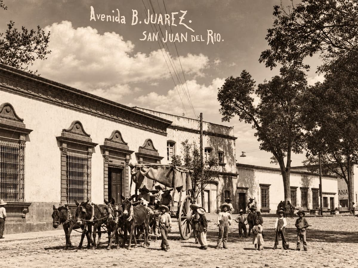 Fotografía antigua de la Avenida Juárez con una carreta de mulas y niños posando en la calle empedrada