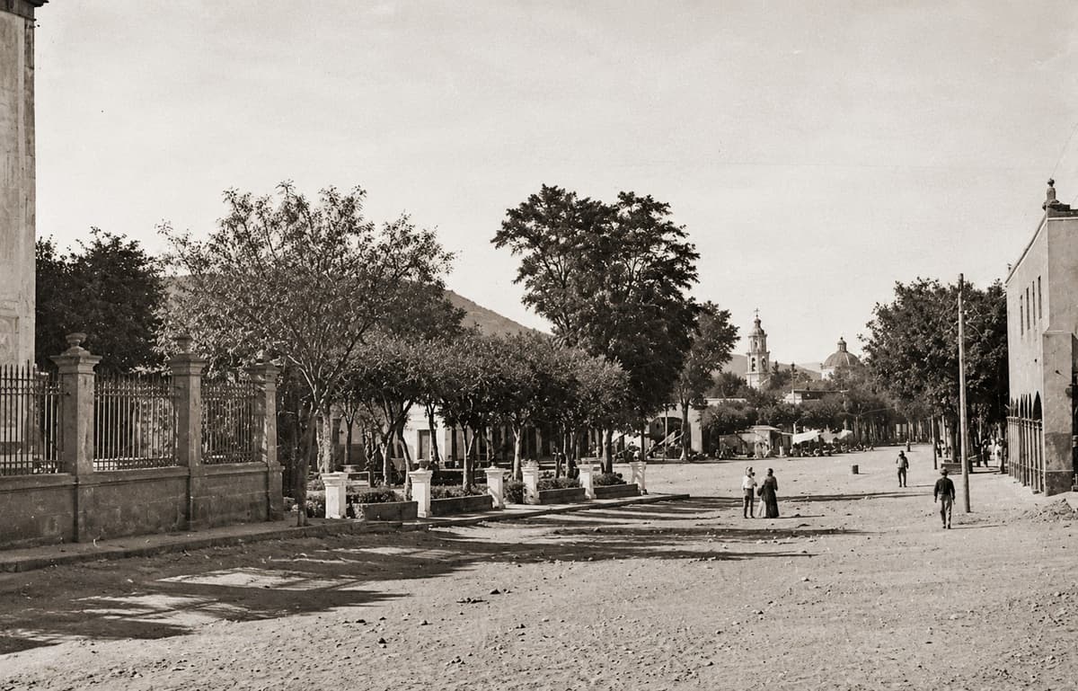 Fotografía antigua: Calle Real en San Juan del Río, a la altura del Templo del Señor del Sacromonte