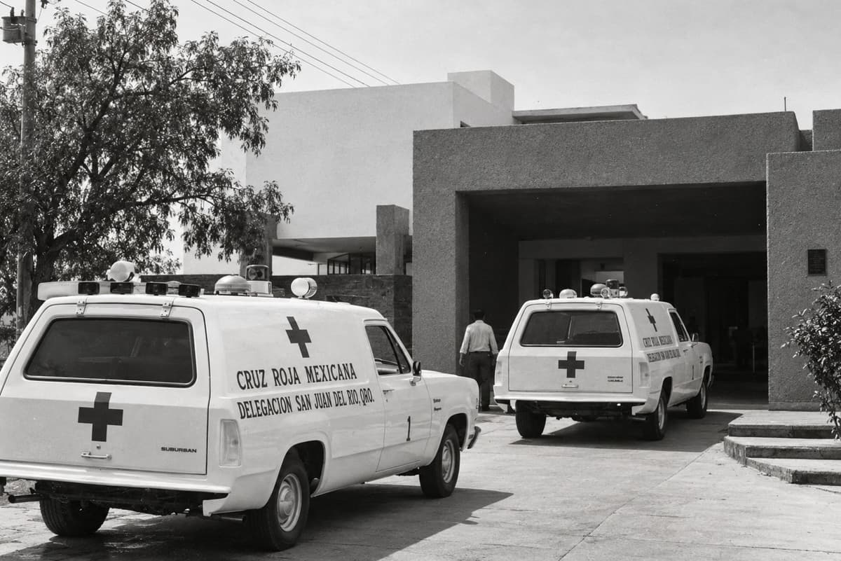 Fotografía antigua: Instalaciones de la Cruz Roja en San Juan del Río, principios de los años ochenta del siglo XX