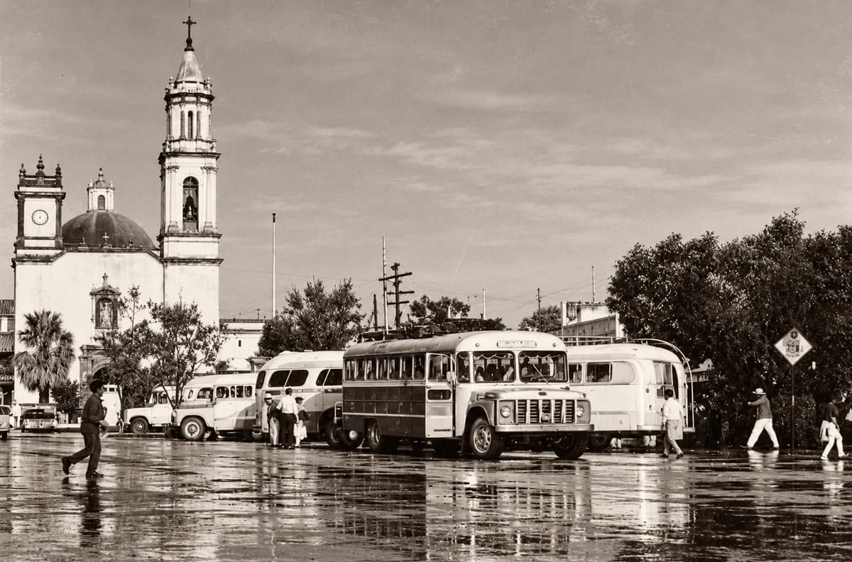 Fotografía antigua: Antigua central de autobuses