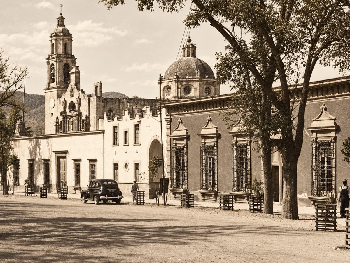 Fotografía antigua: Avenida Juárez a mediados del siglo XX