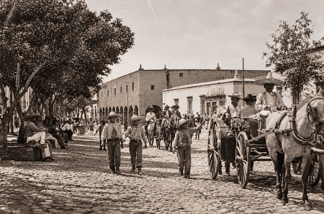 Fotografía antigua: Calle Nacional en la época revolucionaria, 1920