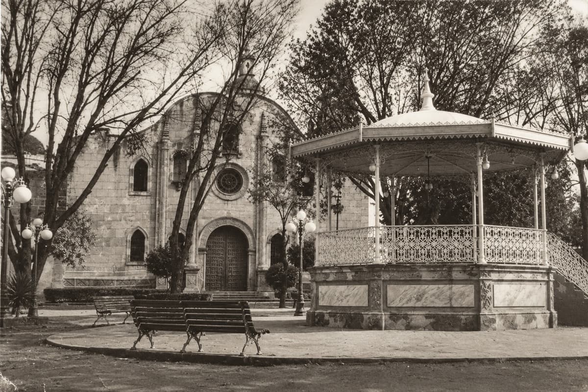Fotografía antigua: Kiosco y Templo del Sagrado Corazón de Jesús, hoy Parroquia de San Juan Bautista, 1930