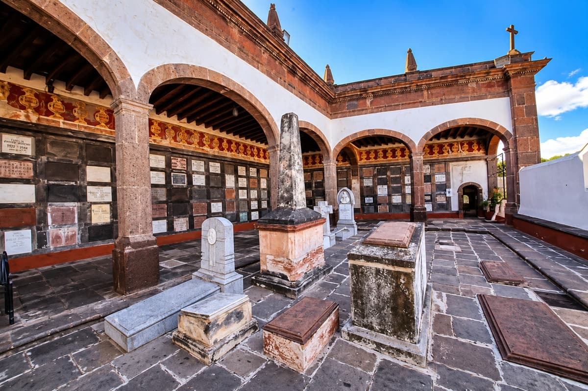 Museo con tumbas