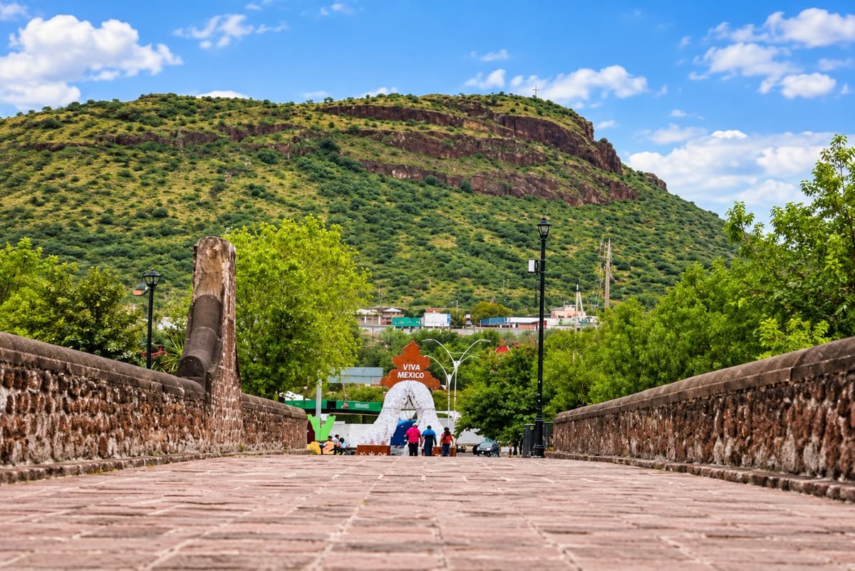 cerro y puente