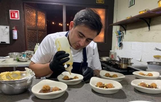 El Chef Adolfo Gonzaga emplatando