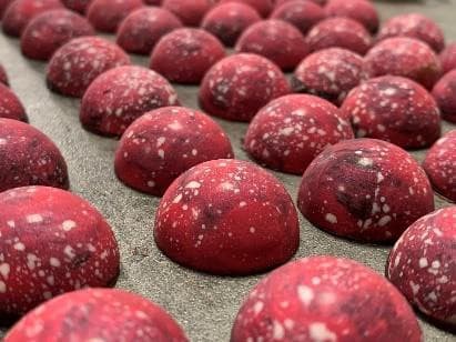 Bombones rojos con cacao